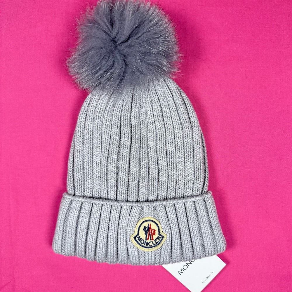 Moncler Women’s Light Gray Knit Beanie w/ Pom Pom – New